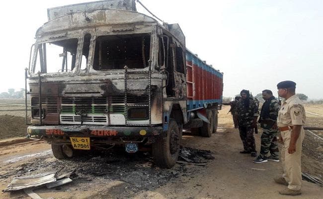 बिहार : नक्सलियों ने 6 ट्रकों को जलाया, लेवी को लेकर दिया गया घटना को अंजाम