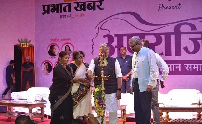 प्रभात खबर ने 26 महिलाओं को अपराजिता सम्मान से नवाजा, कवियित्रियों की रचनाओं ने बांधा समा