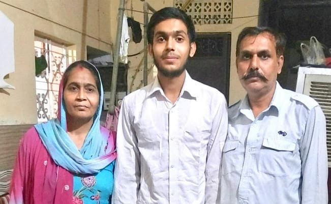 प्रेरणा : मामूली पृष्ठभूमि के दिल्ली के ये बच्चे बने सीबीएसइ टॉपर, डिप्टी सीएम सिसोदिया ने दी बधाई