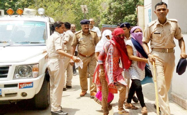 रोहतास : सेक्स रैकेट में पकड़े गये 9 जोड़े, कोचिंग के नाम पर होटल आयी थी लड़कियां, निजी मुचलके पर छोड़ा गया