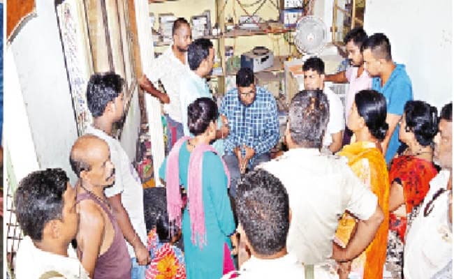 टाटा स्टील में पोकलेन चालक की संदिग्ध स्थिति में मौत, परिजनों ने मुंशी को पीटा, ठेकेदार को बनाया बंधक