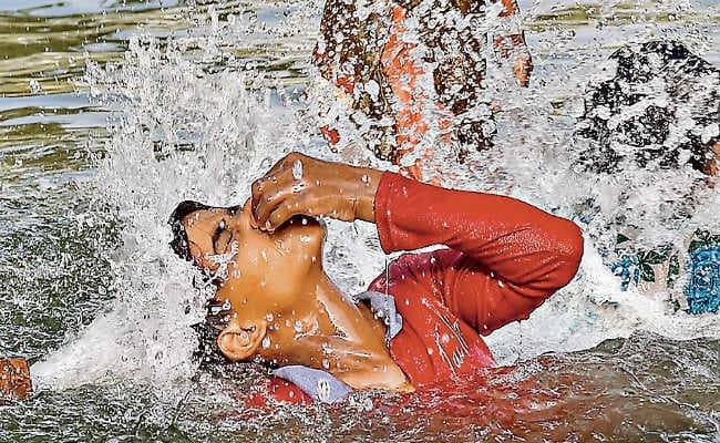 उत्तर भारत में गर्मी चरम पर, यूपी में टूटा रिकॉर्ड, पारा@ 44 के पार