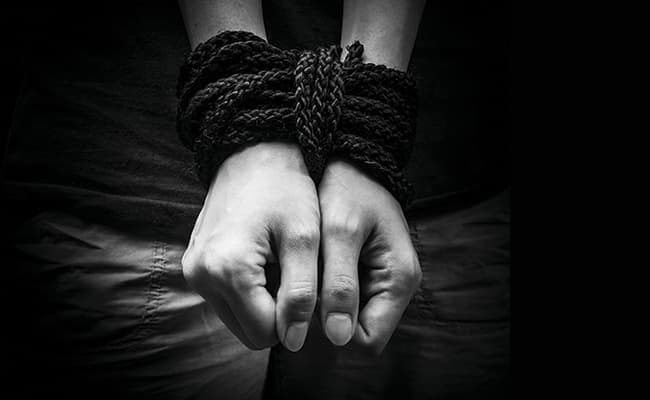 स्पा व मसाज पार्लर में देह व्यापार, 54 गिरफ्तार