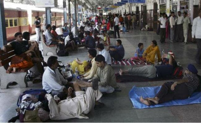 Indian Railway: चार से 10 घंटे की देरी से पटना पहुंच रहीं ट्रेनें, होली पर आने वाले यात्री हो रहे परेशान