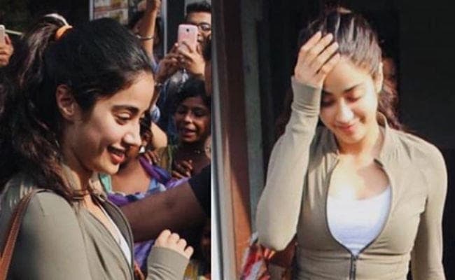 VIDEO: जाह्नवी को देख बेकाबू हुए फैंस, बॉडीगार्ड्स ने किसी तरह गाड़ी तक पहुंचाया