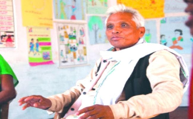 लड़कियों को स्कूल भेजने के लिए ‘पैडमैन’ की भूमिका निभा रहे ग्राम प्रधान