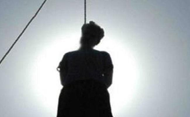 पत्नी, तीन बच्चों की हत्या के बाद पति ने खुद फंदे पर लटककर दी जान