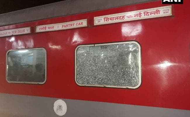 बिहार में सियालदह राजधानी एक्सप्रेस पर पत्थरबाजी, 6 घायल