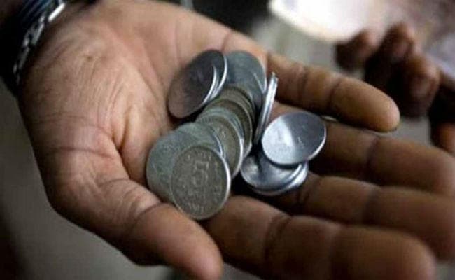 बैंक नहीं ले रहे सिक्के, छोटे दुकानदारों की फंस रही पूंजी, भिखारी भी नहीं लेते एक का सिक्का