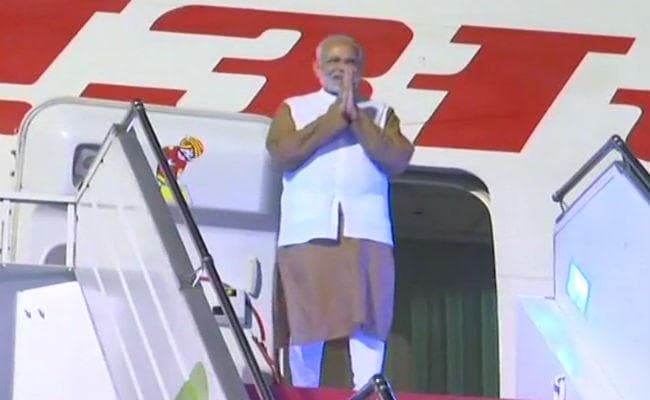 VIDEO : तीन देशों की यात्रा पर प्रधानमंत्री मोदी इंडोनेशिया पहुंचे