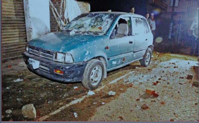 गोलमुरी में मामूली विवाद पर भीड़ का उपद्रव, पथराव