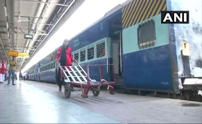 ...तो इस वजह से लेट हो रहीं हैं  ट्रेनें