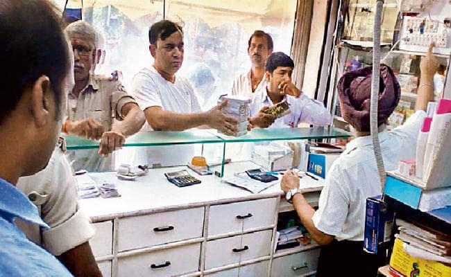 पटना : मेडिकल स्टोर में छापेमारी, नकली दवा और इंजेक्शन बरामद, पांच गिरफ्तार
