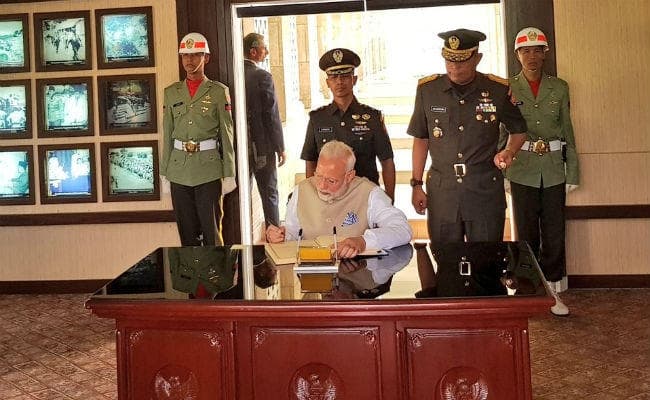 PM MODI ने सैन्य कब्रगाह में शहीदों को श्रद्धांजलि देकर शुरू की इंडोनेशिया यात्रा