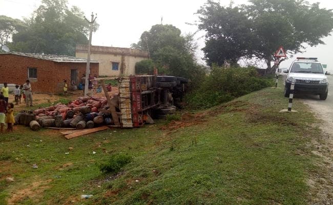 रांची-तुपुदाना मार्ग पर एलपीजी सिलिंडर लदा ट्रक पलटा