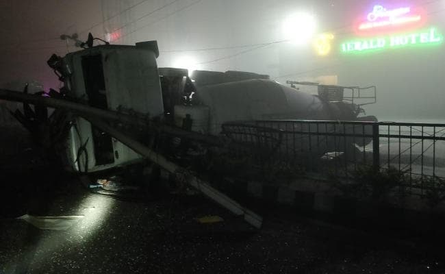 रांची में छाया कोहरा, मिक्सर मशीन ने बिजली के पोल में मारी ठोकर, हिनू में छाया अंधेरा