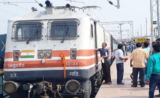 सहरसा-मानसी रेलखंड पर आज से दौड़ने लगी इलेक्ट्रिक इंजन, मधेपुरा कारखाने में तैयार 12000 हॉर्स पावर का इंजन अब आ सकेगा बाहर सहरसा-मानसी रेलखंड पर आज से दौड़ने लगी इलेक्ट्रिक इंजन, मधेपुरा कारखाने में तैयार 12000 हॉर्स पावर का इंजन अब आ सकेगा बाहर