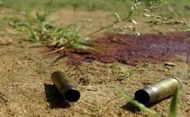 झारखंड : चाईबासा में नक्सलियों ने गोली मारकर युवक की हत्या की, शव को पत्थर से कुचल डाला