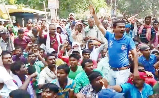 कटिहार : जेल भरने के लिए समाहरणालय पहुंच कर धरने पर बैठे विस्थापित, कई थानों की पुलिस तैनात, देखें वीडियो