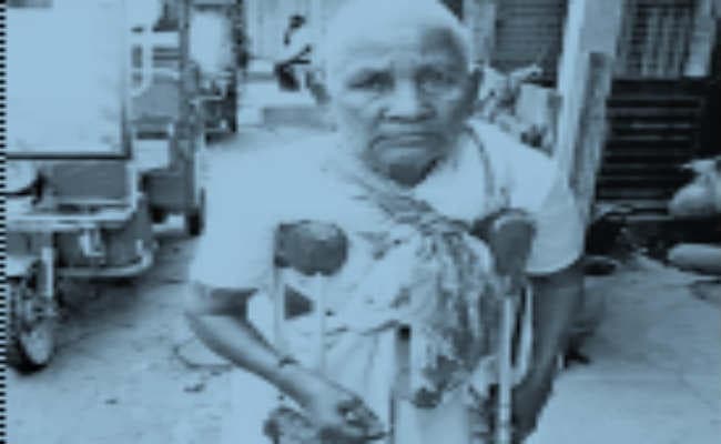 नहीं मिल रहा सरकारी सुवधिाओं का लाभ,  बैशाखी के सहारे जिंदगी खींचने को मजबूर, भीख मांगकर बीमार बेटे का पेट पालती है वृद्धा