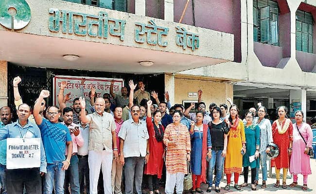 हड़ताल के पहले दिन बाधित रही बैंकिंग, आज भी नहीं होगा काम, जानें क्‍या हैं इनकी मांगें