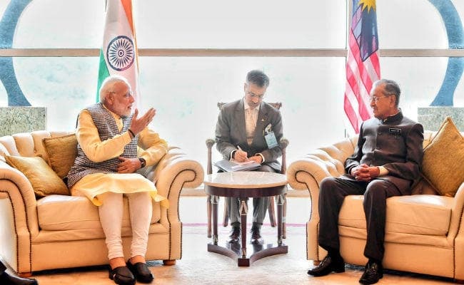 प्रधानमंत्री नरेंद्र मोदी मलेशिया पहुंचे, महातिर मोहम्मद से की मुलाकात