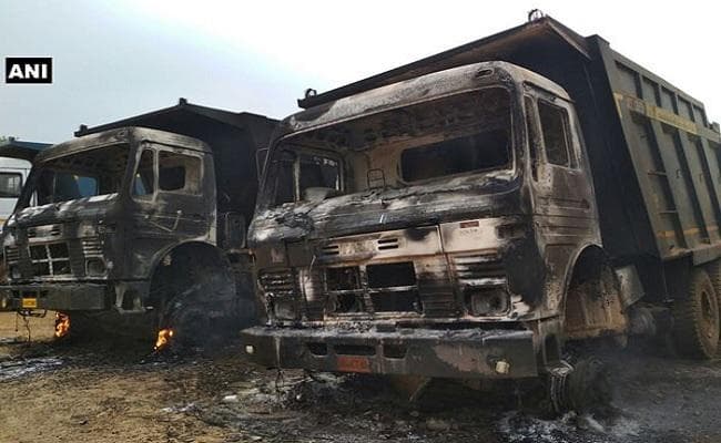 बिहार : मुंगेर में झील से गाद निकालने में जुटे 7 वाहनों को माओवादियों ने जलाया