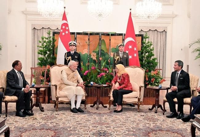 IN PICS: पीएम मोदी पहुंचे सिंगापुर, प्रधानमंत्री और राष्ट्रपति के साथ द्विपक्षीय संबंधों पर की चर्चा