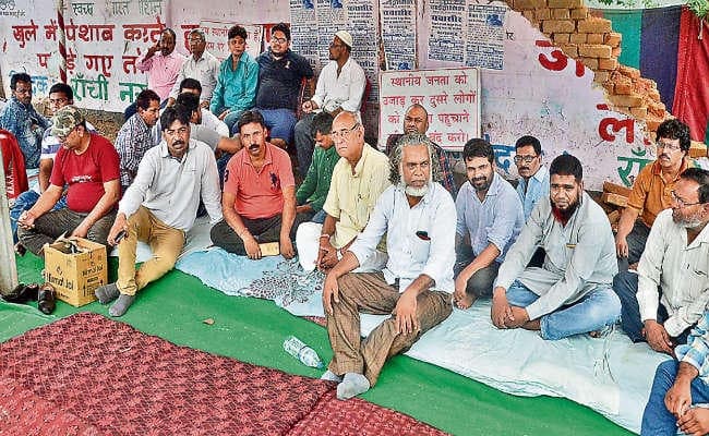 रांची : कांटाटोली फ्लाइ ओवर निर्माण के विरोध में रैयतों ने दिया धरना, कहा, विश्वास में लेकर हो जमीन का अधिग्रहण