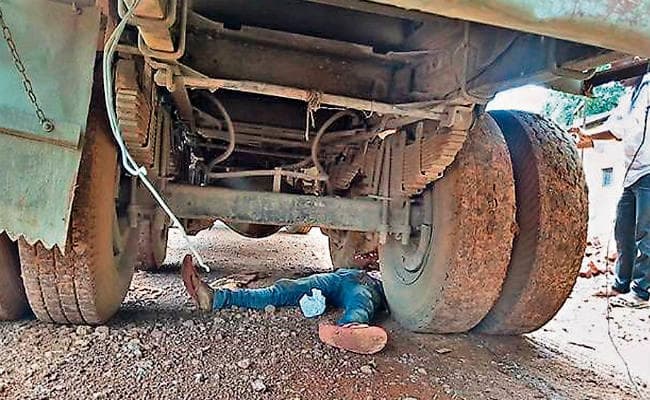 लोहरदगा : अपने ही ट्रक से कुचल कर खलासी की हुई मौत