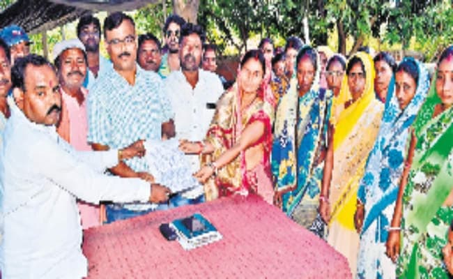 पुपुनकी में शराब पर लगे प्रतिबंध , महिलाओं ने शराब बंदी को ले थाना प्रभारी को सौंपा ज्ञापन