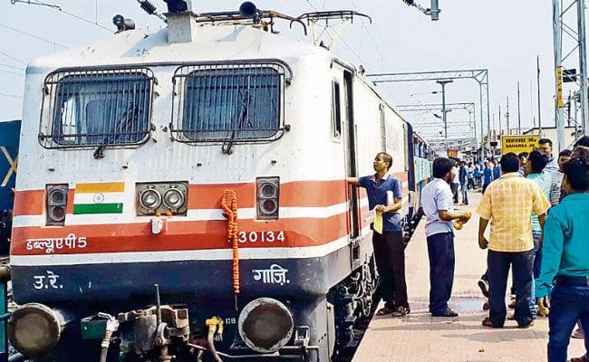 गरीब रथ व पुरबिया एक्स. में भी लगा बिजली इंजन, लोगों ने कहा, सुहाना व सुलभ हुआ सफर