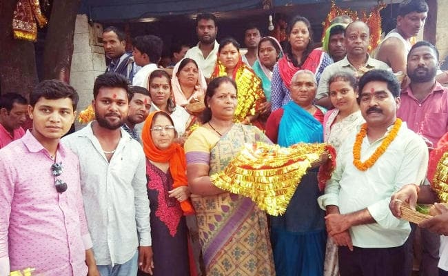 गोमिया जीतने के बाद झामुमो की बबीता ने की मां छिन्नमस्तिके की पूजा, कहा : विकास को गति देंगे