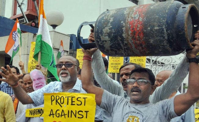 Petrol-Diesel की मार से कराह रही जनता पर LPG की गाज, सब्सिडी वाला सिलेंडर हुआ महंगा