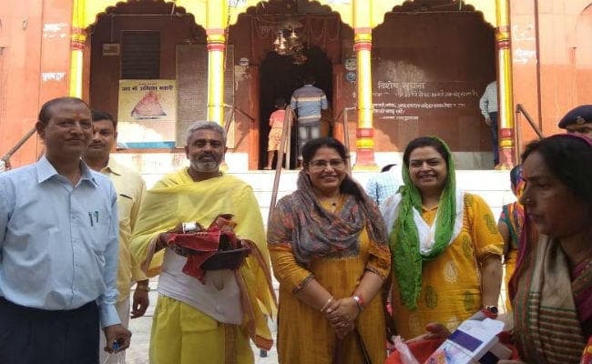 बिहार : सूबे के नये मुख्य सचिव की पत्नी ने अंबिका भवानी के सामने टेका मत्था