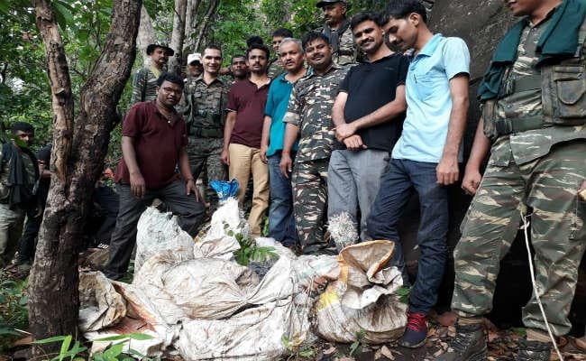 झारखंड : नक्सली की निशानदेही पर 3000 जिलेटिन सहित भारी मात्रा में गोला-बारूद बरामद