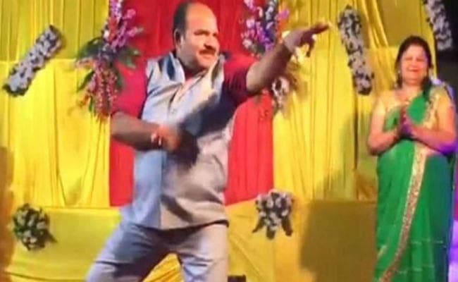 VIDEO: शादी में डांस कर सोशल मीडिया पर छाये जीजा जी, अभिनेत्री रवीना और दिव्या भी मुरीद