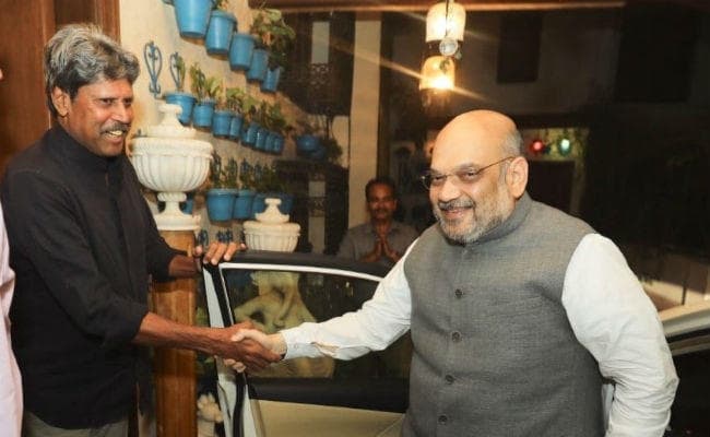 IN PICS: भाजपा अध्‍यक्ष अमित शाह पहुंचे किक्रेटर कपिल देव से मिलने और...