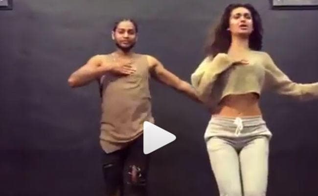 VIDEO: बादशाह के गाने पर थिरकी ये अभिनेत्री, कोरियोग्राफर संग डांस फ्लोर पर लगाई आग