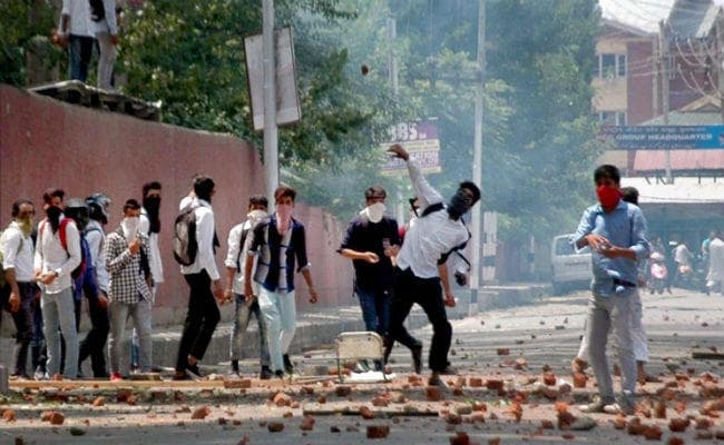 J&K : नौहटटा में घायल युवक की मौत, जनाजे में शरारती तत्वों ने लहराये ISIS के झंडे