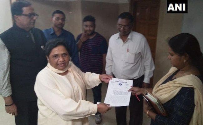 मायावती ने खाली किया बंगला, कहा-शुरू हो गयी है भाजपा सरकार की उलटी गिनती