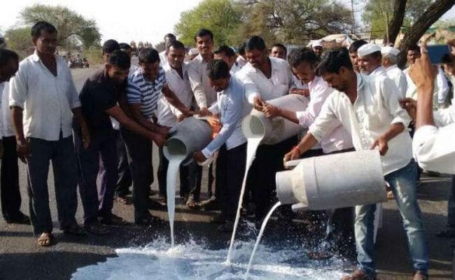 Whatsapp में सड़क पर दूध फेंकने का Video बनाकर वायरल करने के मामले तीन किसान गिरफ्तार