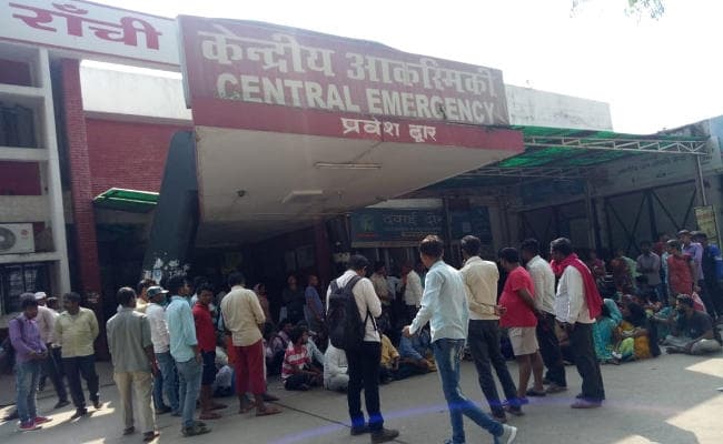 VIDEO : रिम्स में हड़ताल से चिकित्सा सेवा ठप, गुस्से में मरीजों के परिजन, किया धरना-प्रदर्शन