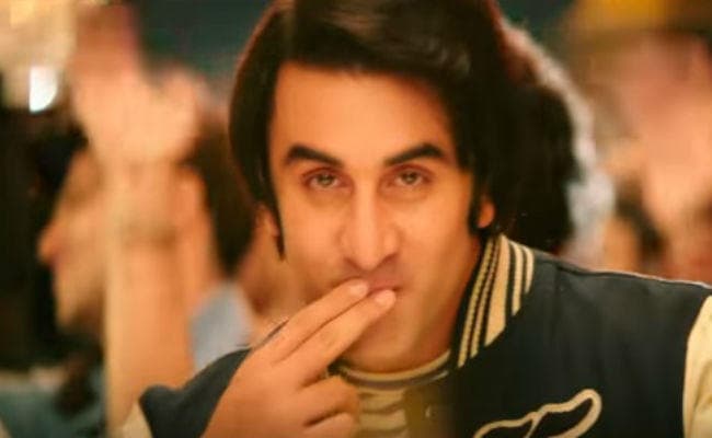 VIDEO : फिल्म ''संजू'' के पहले गाने में औरत की आवाज में बोले रणबीर- मैं बढ़िया तू भी बढ़िया...