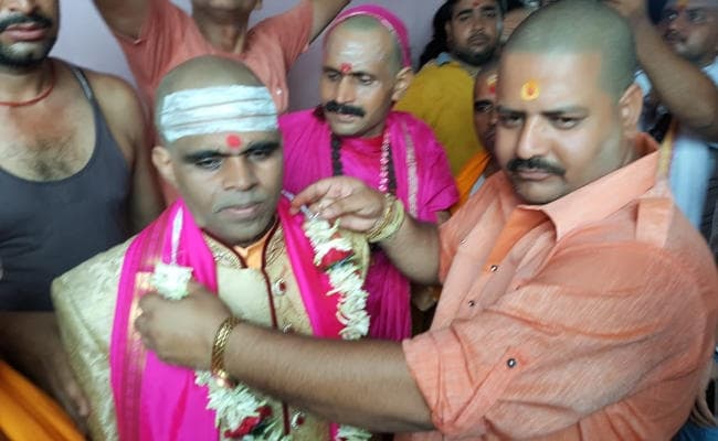 IN PICS देवघर : गुलाबनंद ओझा बैद्यनाथ धाम मंदिर के 11वें सरदार पंडा बने, पूरे विधि-विधान से हुई ताजपोशी