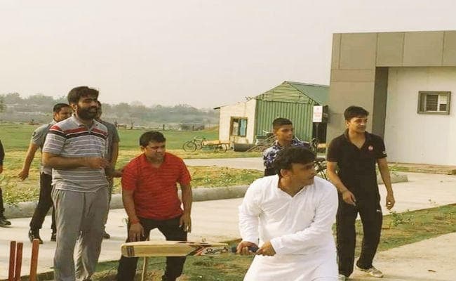 सरकारी बंगला छोड़ ''जमीं'' पर उतरे अखिलेश यादव, हाथ में थामा ''बल्ला''