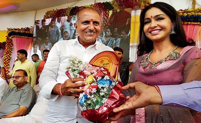 बिहार : ….जब अंगूरी भाभी का जलवा देखने उमड़ पड़े लोग
