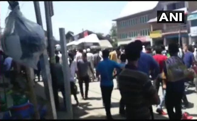 जम्मू कश्मीर : शोपियां में ग्रेनेड हमला, 16 लोग घायल