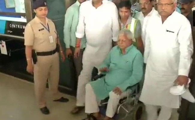 मुंबई में हार्ट का इलाज कराने के बाद पटना लौटे लालू प्रसाद, कार्यकर्ताओं ने किया स्वागत