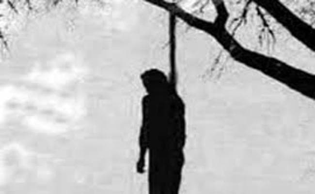 पेड़ पर लटक रहा था 14 साल के छात्र का शव, लाश देखकर इलाके में मची सनसनी
